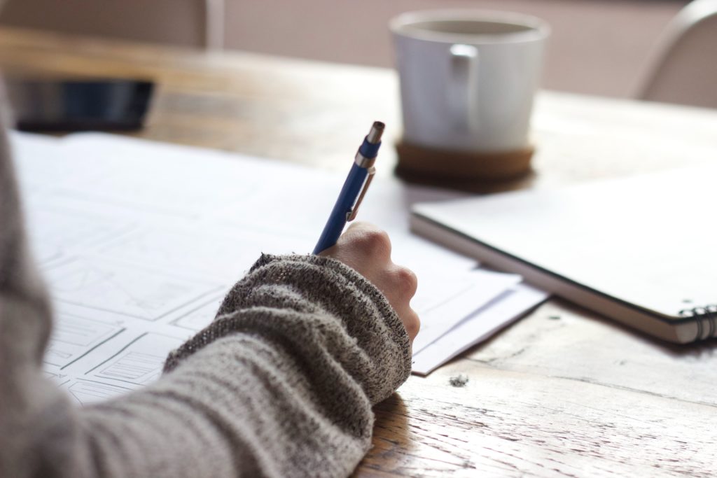 femme qui écrit une lettre de motivation